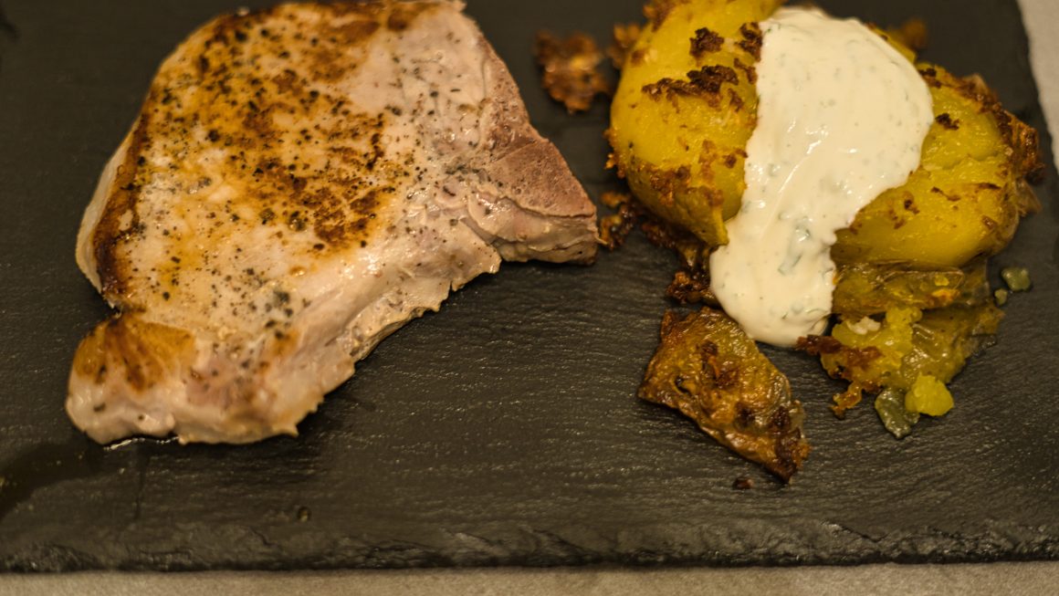 Schweinekotelettes mit Smashed Potatoes & Sour Cream